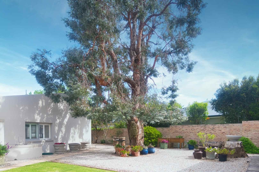 5 Bedroom Property for Sale in Fernkloof Estate Western Cape